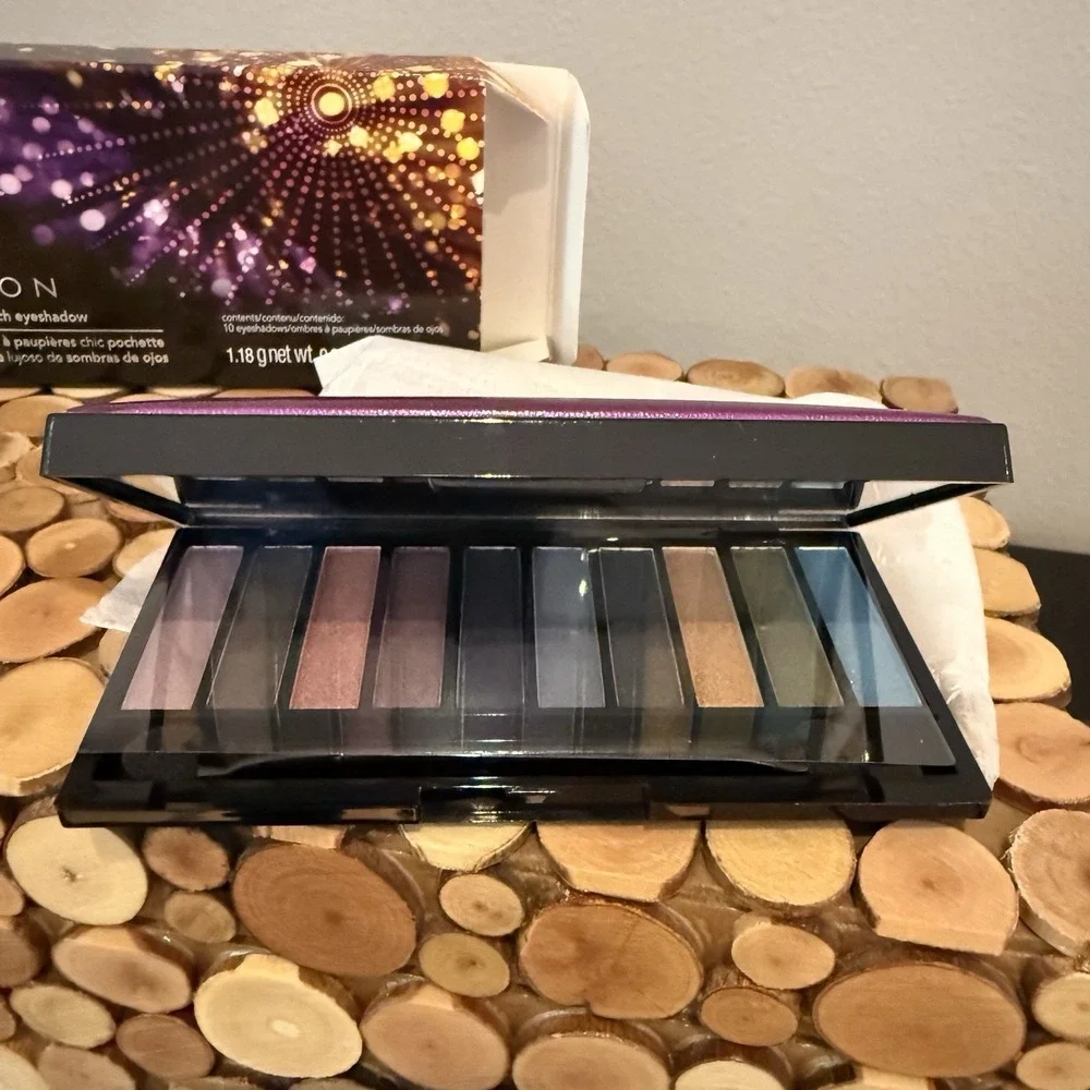 Avon Luxe Clutch‎ Eyeshadow 10 colors-0.04 oz. ea. Padded Mirror Case. NIB